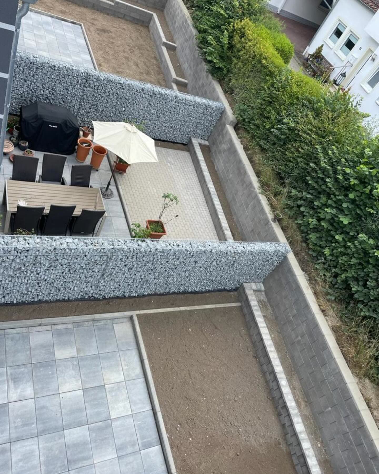 Außenanlage mit Gabionen und Terrasse